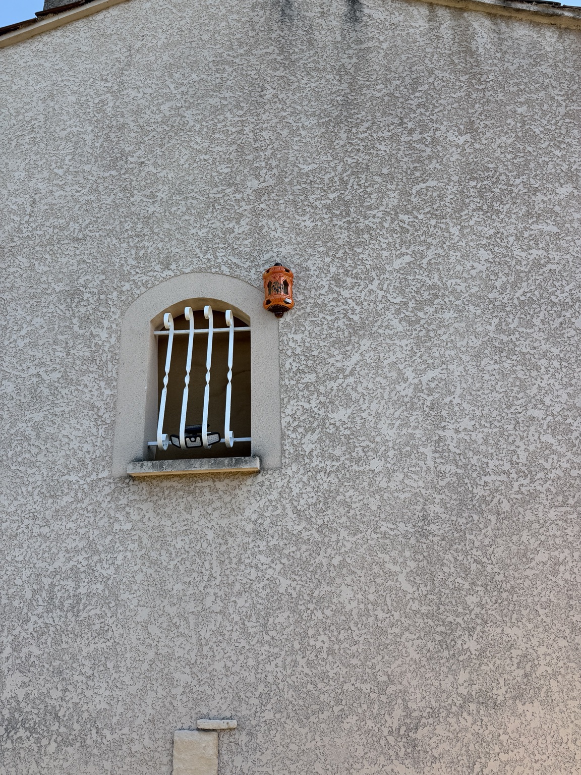 Vue de la façade du chantier de climatisation à Chaponnay
